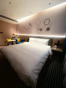 Rúm í herbergi á Microtel by Wyndham Xian Beilin