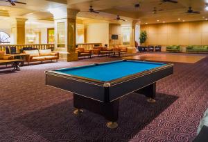 Biliár nebo kulečník v ubytování Holiday Resort & Spa Guam