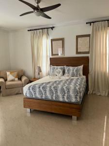 Ένα ή περισσότερα κρεβάτια σε δωμάτιο στο Jacks Hill Villa - Kingston