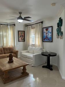 Χώρος καθιστικού στο Jacks Hill Villa - Kingston