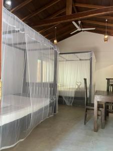 Postel nebo postele na pokoji v ubytování Ganesh Garden Beach Cabanas