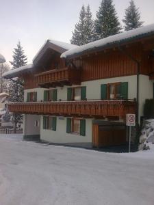 ein großes Gebäude mit Balkon im Schnee in der Unterkunft Appartments Hilton in Altenmarkt im Pongau