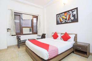 a bedroom with a large bed and a window at Hotel O New Raj Kamal in Aurangabad