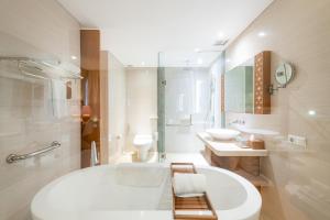 Koupelna v ubytování VOUK Hotel and Suites Nusa Dua Bali