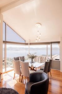 Φωτογραφία από το άλμπουμ του Luxury on the Derwent Family home with Hot Tub στο Sandy Bay