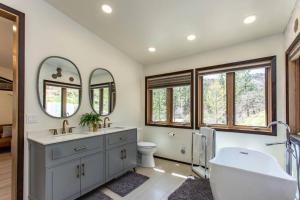 Gallery image of Modern Smart House In The Woods with 2 King BDS 2 BA in Rapid City +11 photos