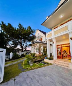 a large white house with a driveway at Moon Valley Villas Đà Lạt in Xuan An +111 photos