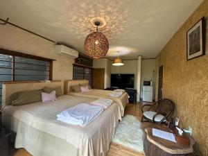 Una cama o camas en una habitación de Atami Ikyuan 熱海一休庵
