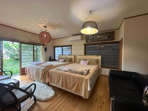 Una cama o camas en una habitación de Atami Ikyuan 熱海一休庵