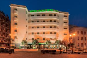 budynek hotelowy z napisem na górze w obiekcie Astura Palace Hotel w mieście Nettuno