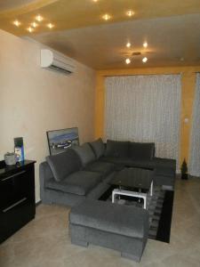 Art apartment Kiril and Metodi square في مدينة بورغاس: غرفة معيشة بها أريكة وطاولة