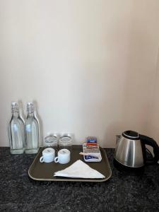 Příslušenství pro přípravu čaje a kávy v ubytování Kanive Eco Stay sakleshpur