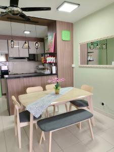 Dapur atau dapur kecil di Nena Homestay Setia Alam, Air Conditioned, High Speed Internet