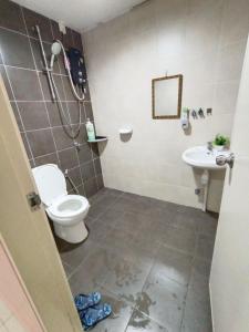 Bilik mandi di Nena Homestay Setia Alam, Air Conditioned, High Speed Internet +21 gambar