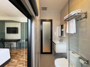 Koupelna v ubytování Jay Grand Dalat Hotel + 46 fotografií