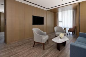TV a/nebo společenská místnost v ubytování Daegu Marriott Hotel