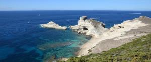 una vista aerea di un'isola nell'oceano di Marina di cavu a Bonifacio