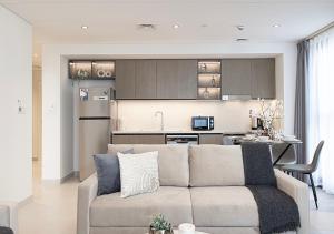 a living room with a couch and a kitchen at Lux Escape, Burj Crown Opera View, Near Dubai Mall in Dubai