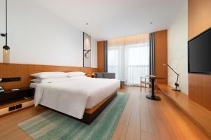 TV a/nebo společenská místnost v ubytování Fairfield by Marriott Zhuhai Xiangzhou