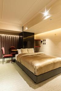 Un dormitorio con una cama grande y un escritorio. en ロイズ博多 LLOYD's HAKATA, en Fukuoka