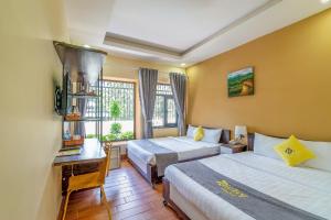 Postel nebo postele na pokoji v ubytování Richy Dalat Hotel