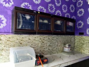 Una encimera de cocina con una encimera con un microondas. en Mirissa Surf Villa, en Mirissa 104 fotos más