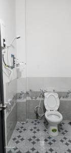 a bathroom with a shower and a toilet in a room at Homestay Cỏ trên Mây in Liên Trì (4)
