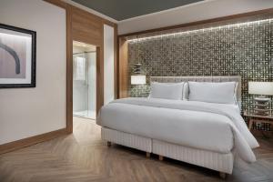 Postel nebo postele na pokoji v ubytování The Westin Madrid Cuzco