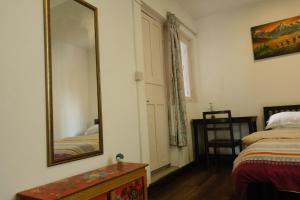 Rúm í herbergi á Cocina Mitho Chha BNB