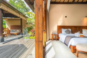 Postel nebo postele na pokoji v ubytování The Lokha Ubud Resort, Villas & SPA