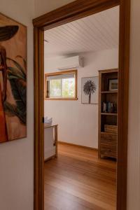 Zimmer mit einer Tür, die zu einem Zimmer mit einem Tisch führt in der Unterkunft Bay Hideaway Stieglitz in Saint Helens Island