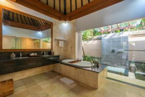 Kuchyň nebo kuchyňský kout v ubytování The Lokha Ubud Resort, Villas & SPA