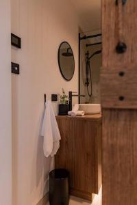 ein Badezimmer mit Waschbecken und Spiegel in der Unterkunft Bay Hideaway Stieglitz in Saint Helens Island + 23 Fotos