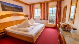 A bed or beds in a room at Berggasthof - Pension Lahnerhof
