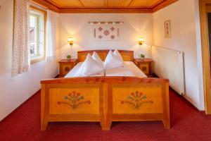 A bed or beds in a room at Berggasthof - Pension Lahnerhof