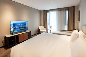 TV a/nebo společenská místnost v ubytování Jian Guo Hotel Yantai Phoenix Building