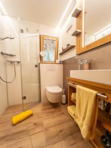 A bathroom at Berggasthof - Pension Lahnerhof