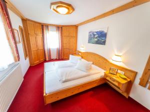 A bed or beds in a room at Berggasthof - Pension Lahnerhof