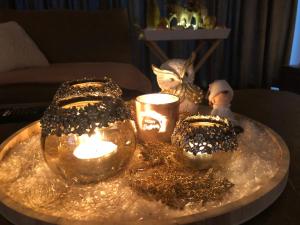 a table with candles and decorations on a table at Chalet 2Relax in Zutendaal