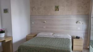 A bed or beds in a room at Hotel Canasta