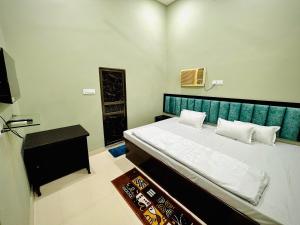 Postel nebo postele na pokoji v ubytování Shree Balaji Comfort