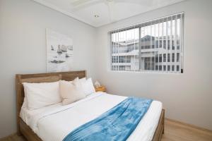 Letto o letti in una camera di Oceans at Terrigal a Beachfront Oasis