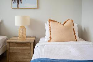 Letto o letti in una camera di Oceans at Terrigal a Beachfront Oasis
