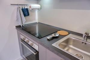 Il comprend une petite cuisine avec un évier et un comptoir. dans l'établissement Appartamento AL 45 B.go Roma -Vr- con garage, à Vérone