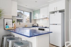 Cucina o angolo cottura di Oceans at Terrigal a Beachfront Oasis