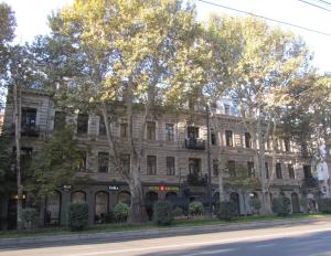 トビリシにあるGuest Home in the Heart of old Tbilisi centerの通りの角にあるアパート