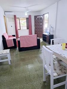 salon z dwoma krzesłami i stołem w obiekcie Vento e Vida w mieście São Francisco do Sul