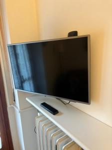 telewizor z płaskim ekranem wiszący na ścianie w obiekcie Maison Seguret, respiro montagna w mieście Oulx