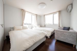 上富良野町にあるThe BEEHIVE KAMIFURANOの窓が2つある部屋にベッドが2つある