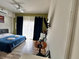 Postel nebo postele na pokoji v ubytování Smart Comfort RoomN8 with Balcony Private Bathroom in best Location Beach 250m
